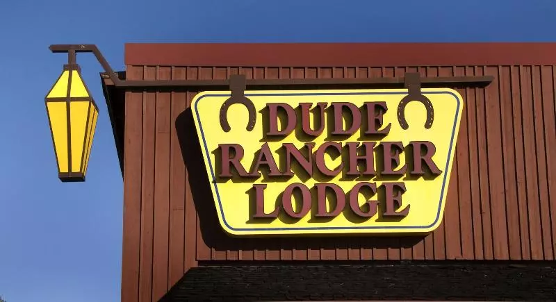 هتل Dude Rancher Lodge