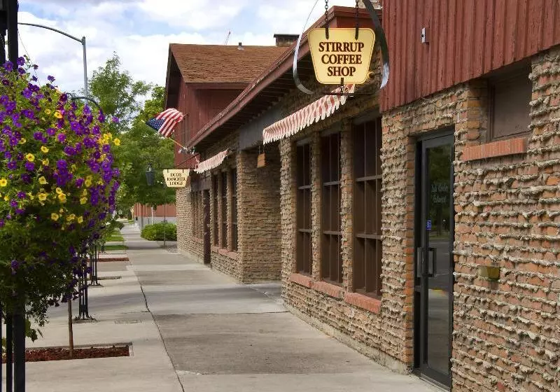 هتل Dude Rancher Lodge