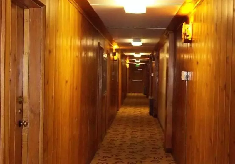 هتل Dude Rancher Lodge