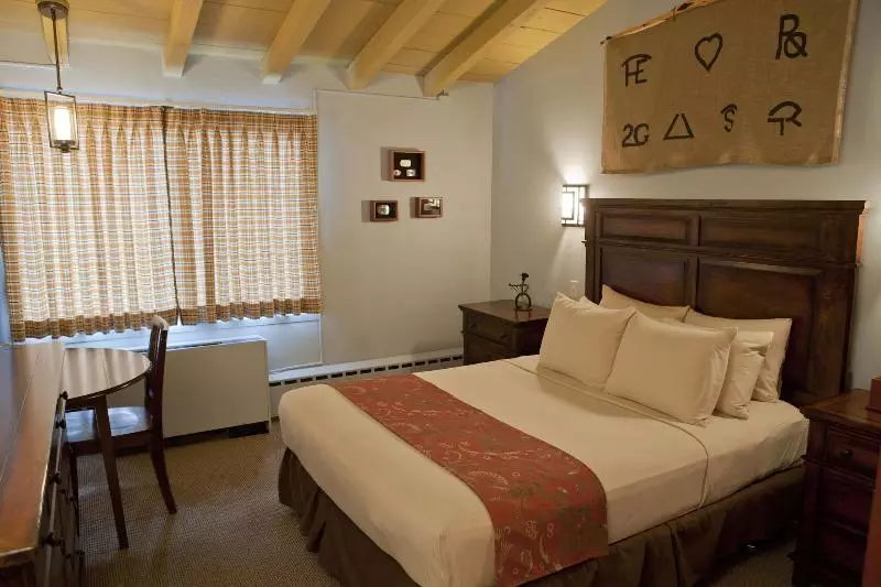 هتل Dude Rancher Lodge