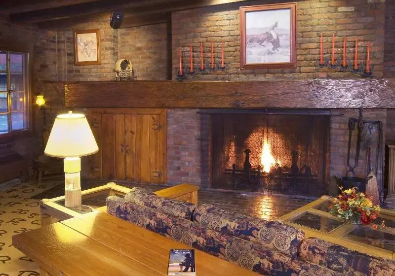 هتل Dude Rancher Lodge