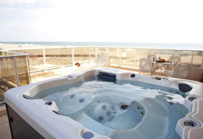 هتل Grand Hôtel Les Flamants Roses Thalasso & Spa