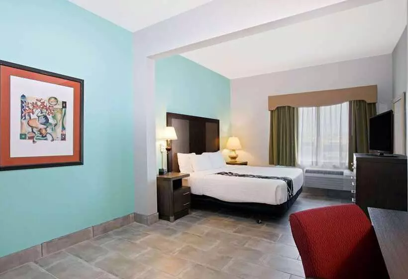 Отель La Quinta Inn & Suites By Wyndham Omaha Airport Downtown