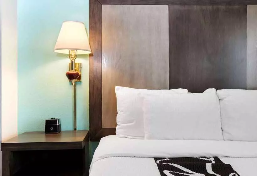 Отель La Quinta Inn & Suites By Wyndham Omaha Airport Downtown