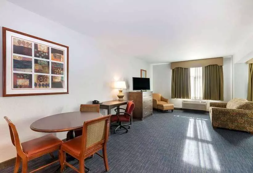 Отель La Quinta Inn & Suites By Wyndham Omaha Airport Downtown