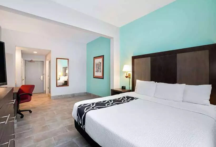 Отель La Quinta Inn & Suites By Wyndham Omaha Airport Downtown