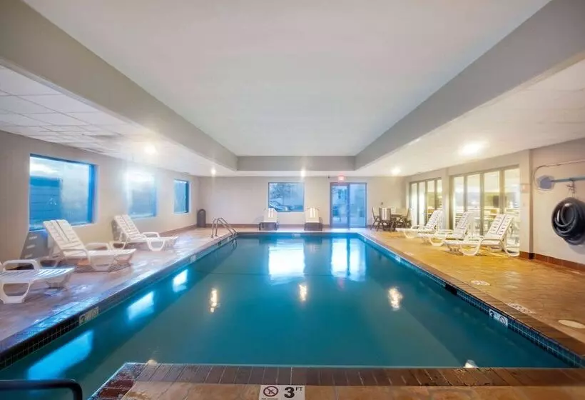 Отель La Quinta Inn & Suites By Wyndham Omaha Airport Downtown