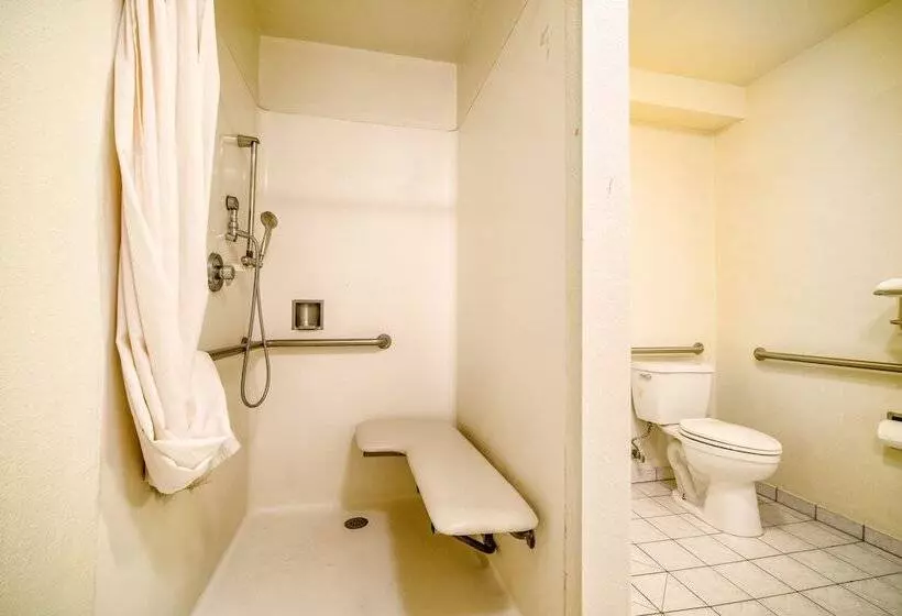 هتل Regency Inn & Suites Downey