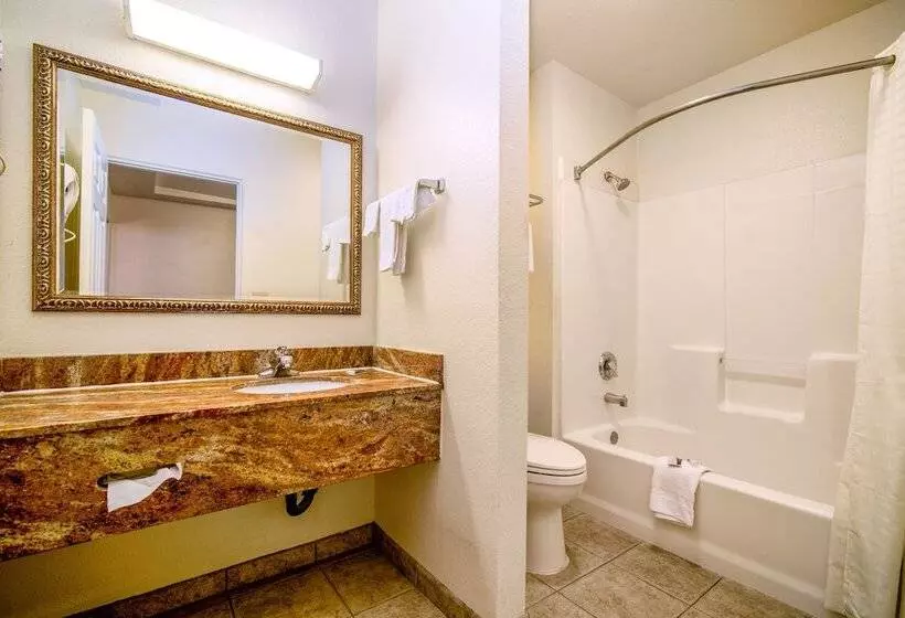 هتل Regency Inn & Suites Downey