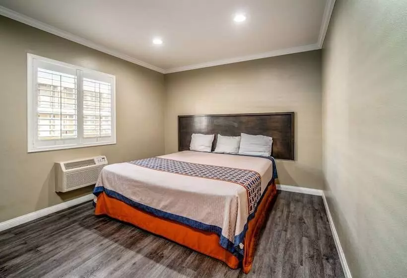 هتل Regency Inn & Suites Downey