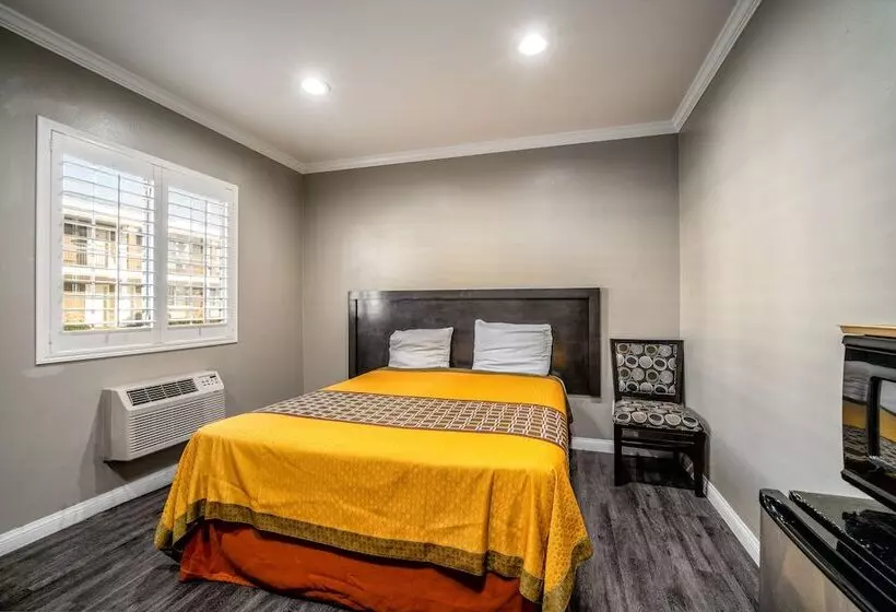 هتل Regency Inn & Suites Downey