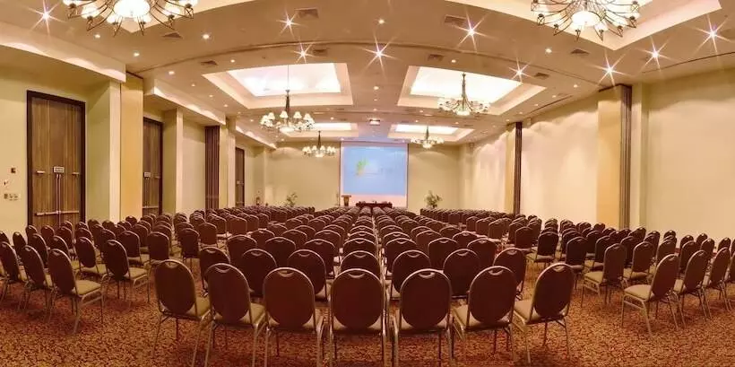 Sol De Oro Hotel & Suites