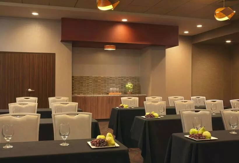 Отель The Broadway Columbia  A Doubletree By Hilton