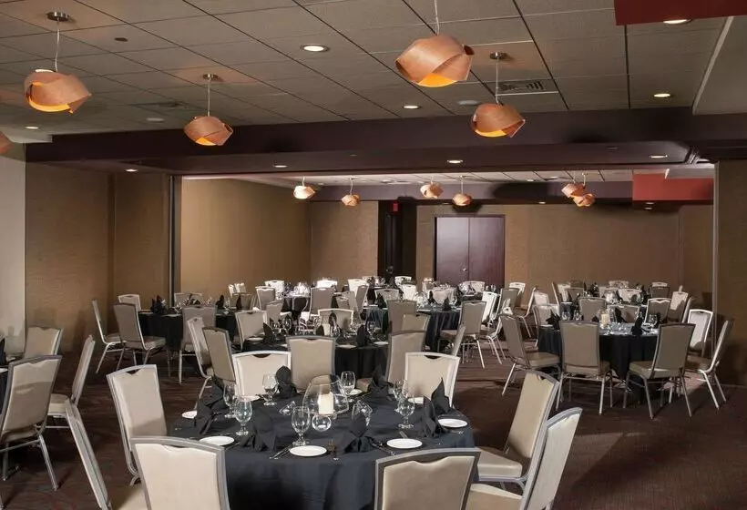 Отель The Broadway Columbia  A Doubletree By Hilton