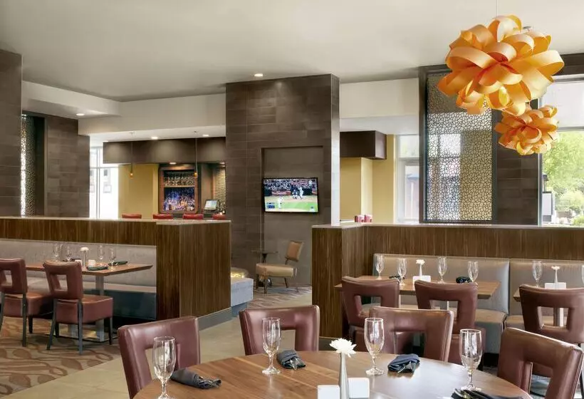 Отель The Broadway Columbia  A Doubletree By Hilton