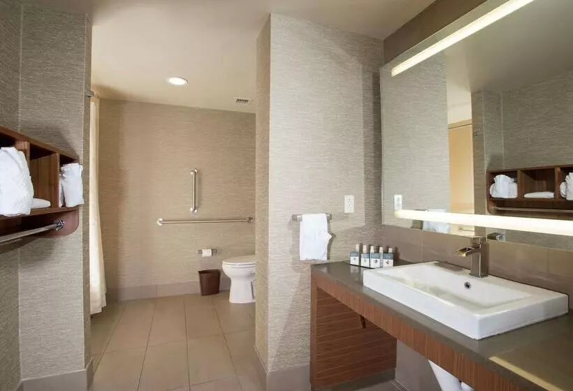 Отель The Broadway Columbia  A Doubletree By Hilton