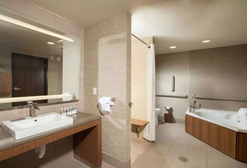 Отель The Broadway Columbia  A Doubletree By Hilton