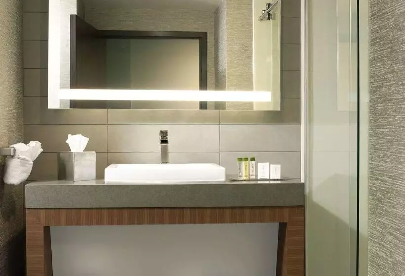 Отель The Broadway Columbia  A Doubletree By Hilton