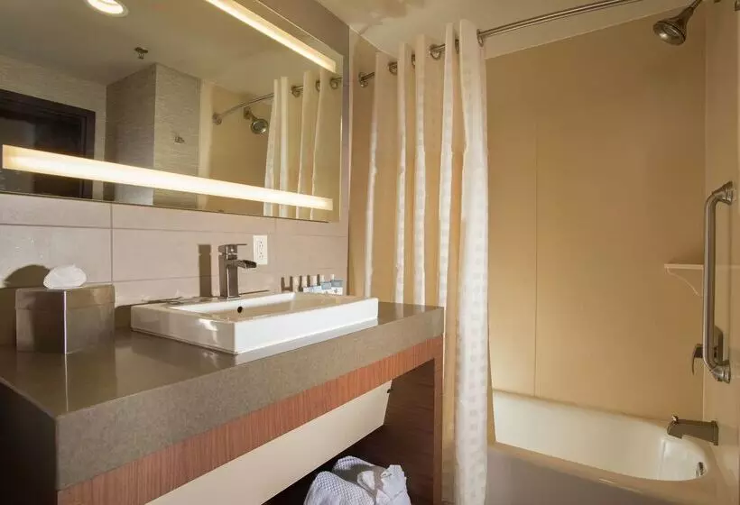 Отель The Broadway Columbia  A Doubletree By Hilton