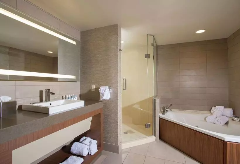 Отель The Broadway Columbia  A Doubletree By Hilton