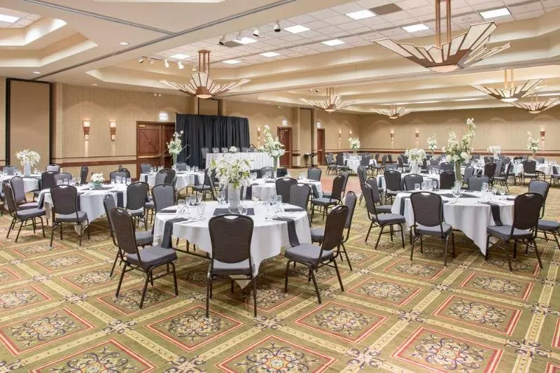 Отель Topeka At City Center