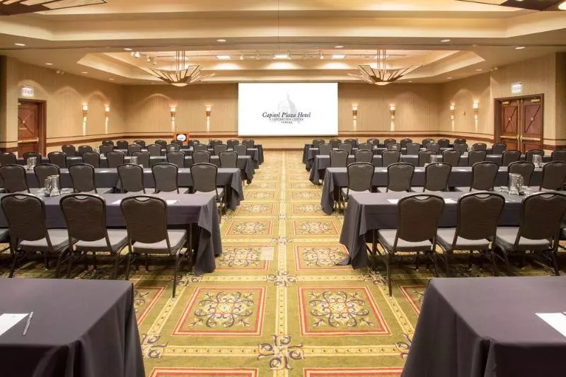 Отель Topeka At City Center