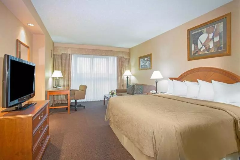 Отель Topeka At City Center