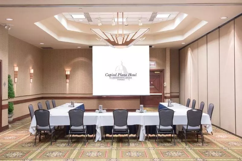 Отель Topeka At City Center