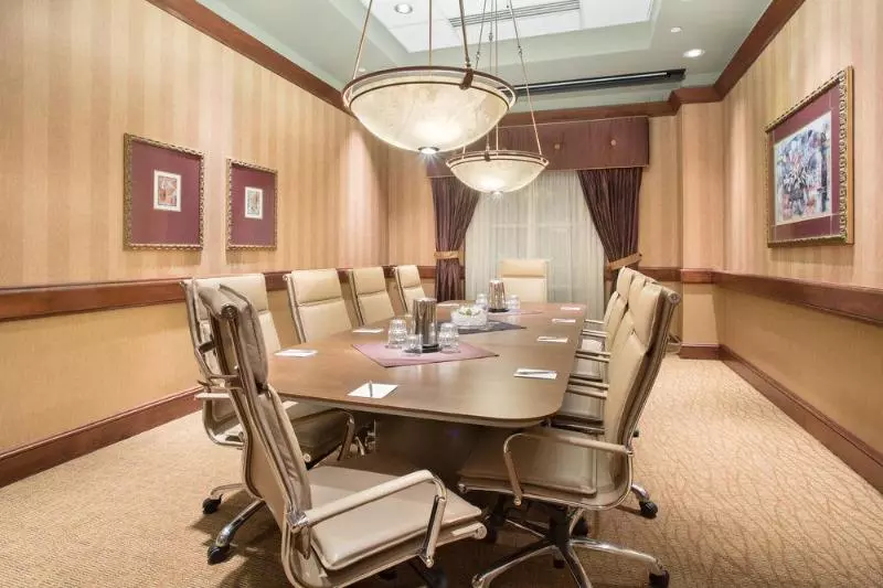 Отель Topeka At City Center