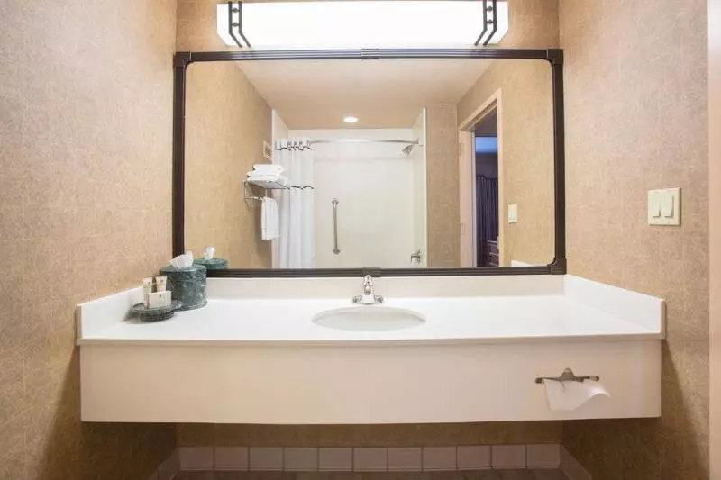 Отель Topeka At City Center