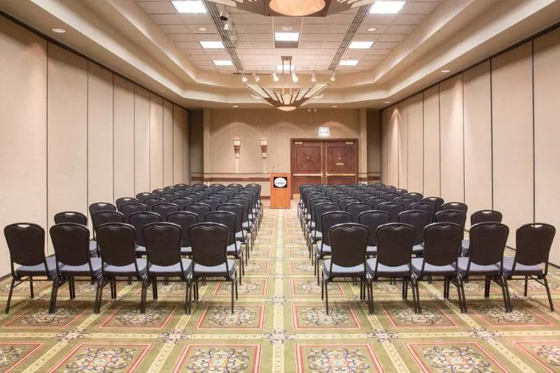 Отель Topeka At City Center