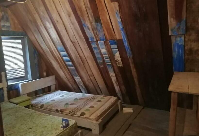 مبيت وإفطار Surfhost