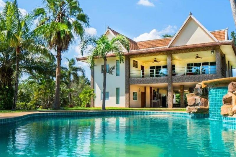 Hotelli Capital O916 Chill Chill D Pool Villa