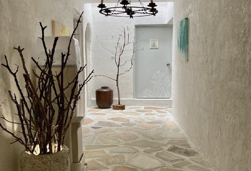 Pensió Gallery Hara And Guest House