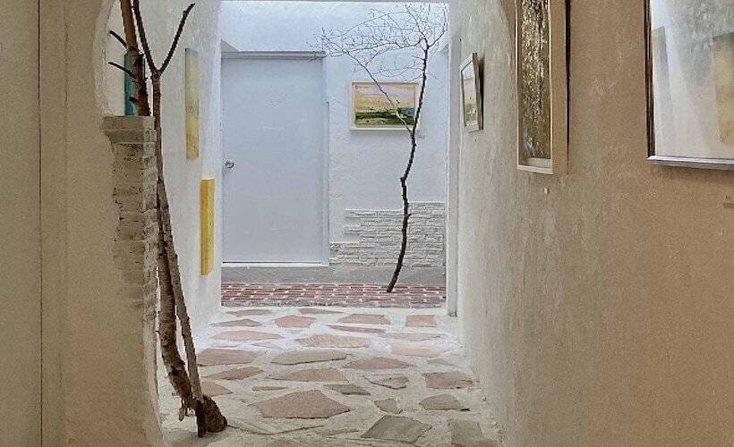 Pensió Gallery Hara And Guest House