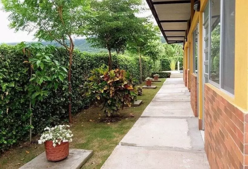 Aamiaismajoitus (B&B) C&h Campestre El Oasis