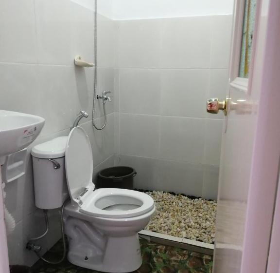 הוסטל Mil's Hillside Tourist Inn