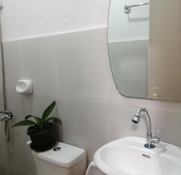 הוסטל Mil's Hillside Tourist Inn