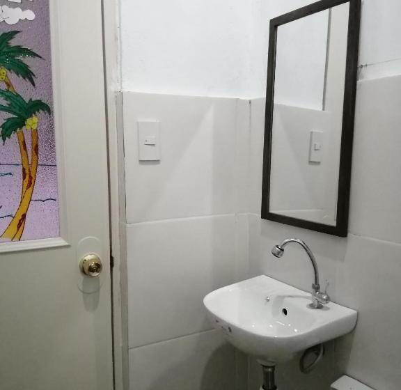 הוסטל Mil's Hillside Tourist Inn