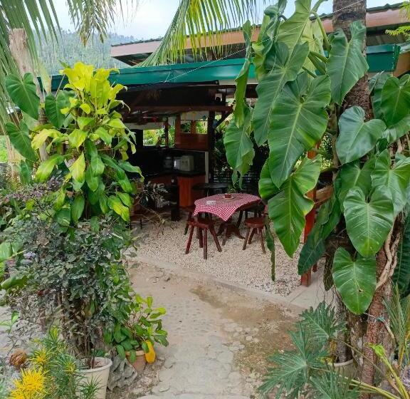 הוסטל Mil's Hillside Tourist Inn