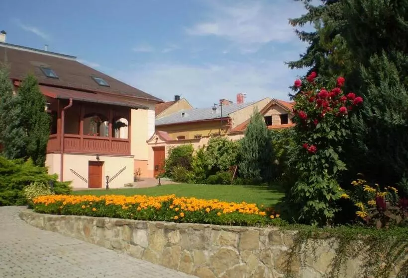 Aamiaismajoitus (B&B) Penzión Rodina