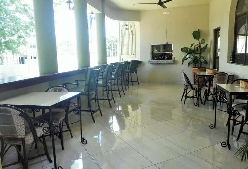 Hotelli Restaurante, Cigar Bar, Whisky Lounge, Hostal Suite Dos Visiones