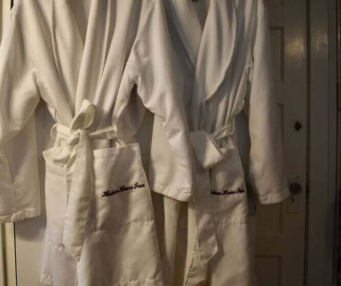 Harbour House Inn B&b