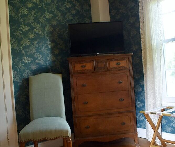 Harbour House Inn B&b