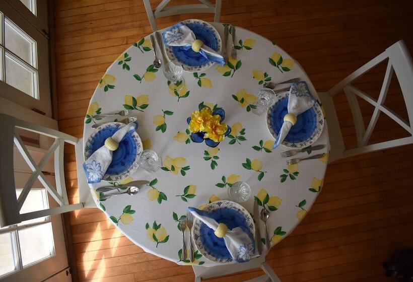 Harbour House Inn B&b