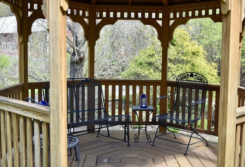 Harbour House Inn B&b