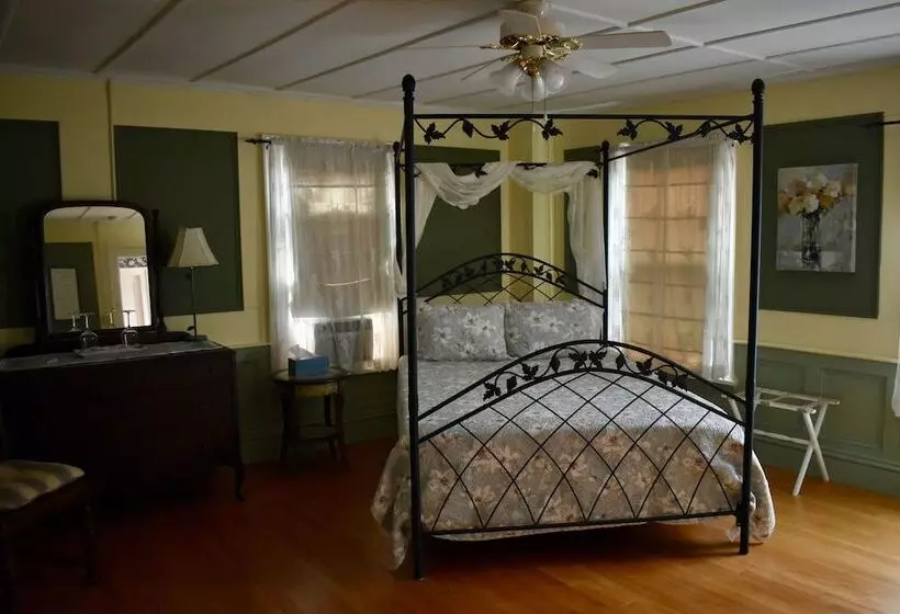 Harbour House Inn B&b