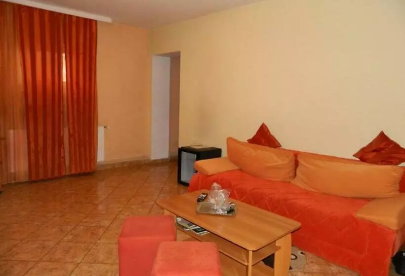 Motelli Complex Turistic Paralela'45