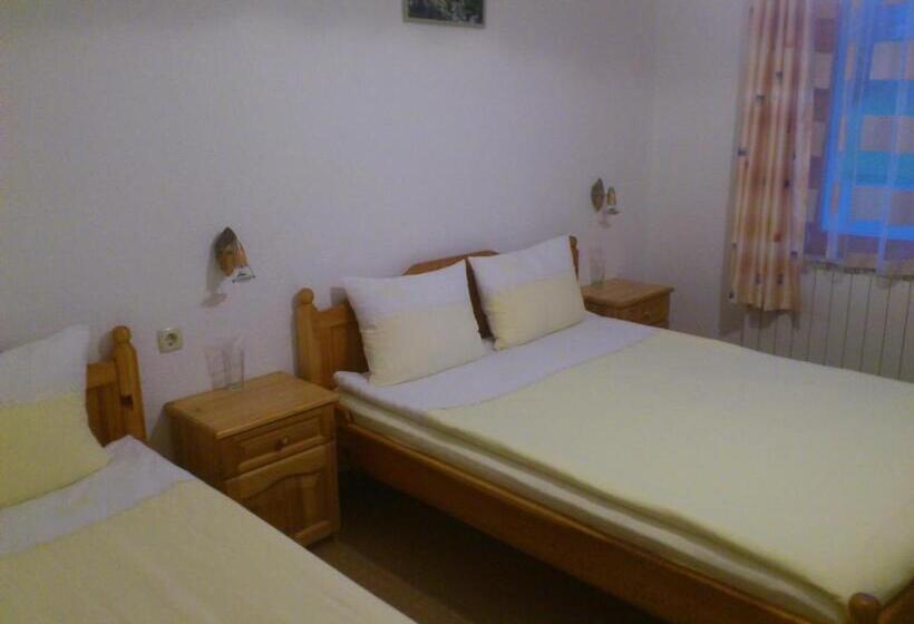 ホテル Yagodina Family