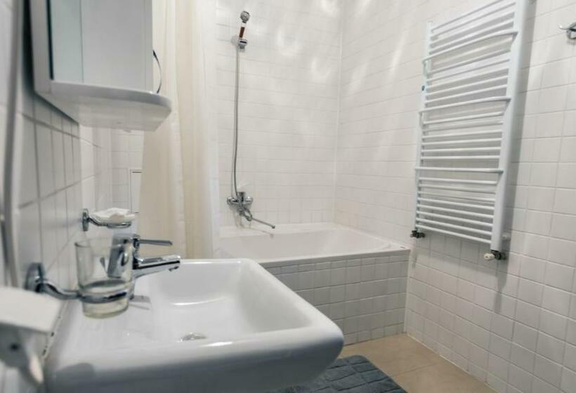 Rakhiv Hotel & Apartments